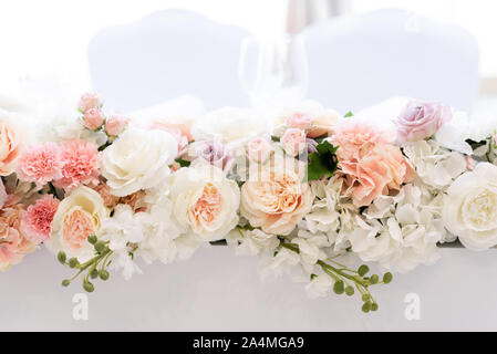Un beau bouquet sur une table de mariage faite de roses de différentes nuances Banque D'Images