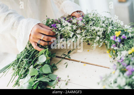 Woman flower wreath Banque D'Images
