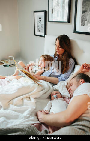 Famille ensemble au lit Banque D'Images