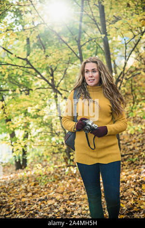 Jeune femme en forêt d'automne Banque D'Images