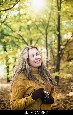 Jeune femme en forêt d'automne Banque D'Images