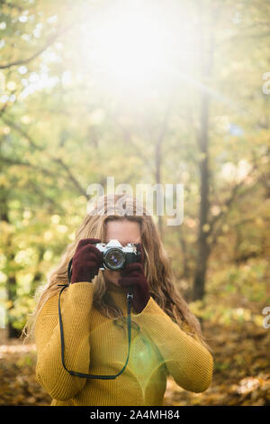 Jeune femme à prendre des photos Banque D'Images