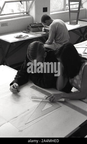 964, historique, deux étudiants - un jeune homme et une jeune femme - assis ensemble dans une conception & réalisation de l'Université de Californie du Sud, USA. travailler en équipe sur des dessins techniques. Banque D'Images