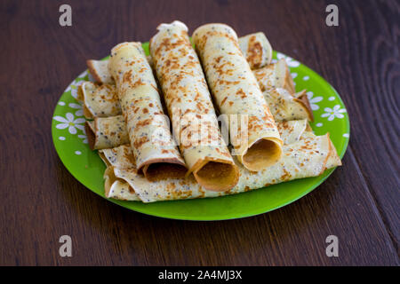 Rouleaux de crêpes avec du fromage cottage. Des crêpes au fromage sur la plaque. Maslenitsa. Banque D'Images