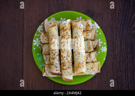 Crêpes avec petits pains au fromage cottage sur l'assiette. Crêpes au fromage. Shrovetide. Banque D'Images