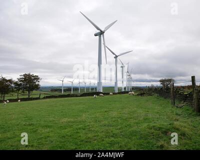 Les moulins à vent à Royd Moor dans les Pennines sur un jour nuageux au-dessus de Holmfirth Huddersfield Yorkshire Angleterre Banque D'Images