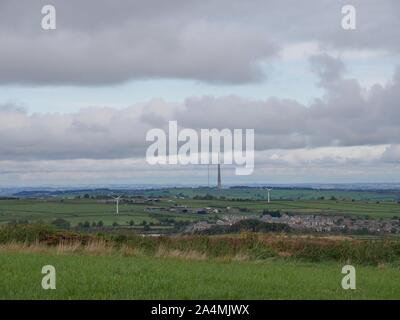 Emily Moor mâts de télévision de nuages bas à B-6970 de Moor Holmfirth ci-dessus avec des maisons dans le milieu sol Yorkshire Angleterre Banque D'Images