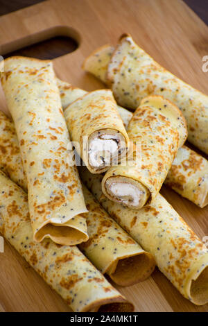 Crêpes avec petits pains au fromage cottage sur une planche de bois. Crêpes au fromage. Shrovetide. Banque D'Images