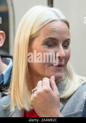 Francfort, Allemagne. 15 octobre 2019. 15 octobre 2019, Hessen, Frankfurt/Main : la princesse Mette-Marit de Norvège arrive à la gare centrale avec le train 'littérature'. La Norvège est le pays invité cette année à la Foire du livre. Photo : Boris Roessler/dpa dpa : Crédit photo alliance/Alamy Live News Banque D'Images