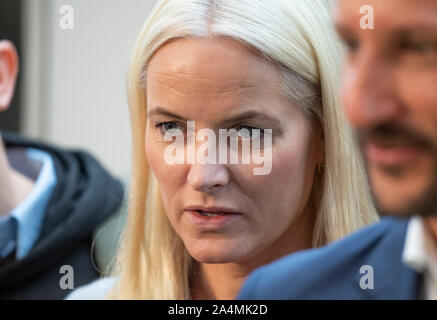 Francfort, Allemagne. 15 octobre 2019. 15 octobre 2019, Hessen, Frankfurt/Main : la princesse Mette-Marit de Norvège arrive à la gare centrale avec le train 'littérature'. La Norvège est le pays invité cette année à la Foire du livre. Photo : Boris Roessler/dpa dpa : Crédit photo alliance/Alamy Live News Banque D'Images