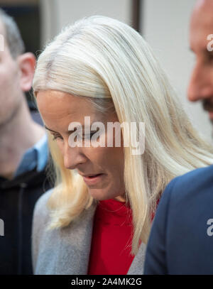 Francfort, Allemagne. 15 octobre 2019. 15 octobre 2019, Hessen, Frankfurt/Main : la princesse Mette-Marit de Norvège arrive à la gare centrale avec le train 'littérature'. La Norvège est le pays invité cette année à la Foire du livre. Photo : Boris Roessler/dpa dpa : Crédit photo alliance/Alamy Live News Banque D'Images