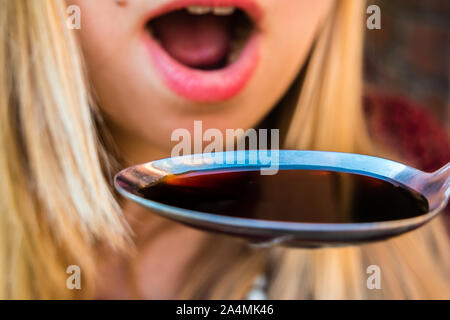 Femme prend du sirop contre la toux Banque D'Images