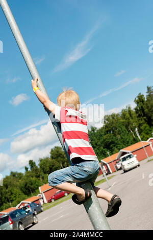 Pôle escalade garçon Banque D'Images