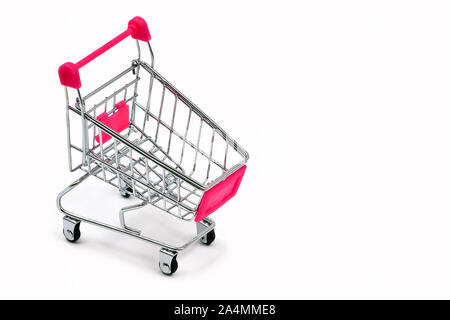 Petit panier sur fond blanc, mini-chariot de supermarché isolé sur blanc. Banque D'Images
