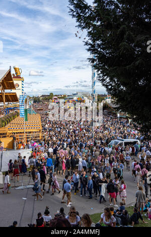 Munich, Allemagne, le 19 septembre 2019 : Vue aérienne de la foule au festival - l'Oktoberfest Banque D'Images