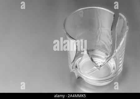 Les éclats de verre plat sur fond blanc. Partie de décoration de la maison qui a été endommagée pendant le lavage. Banque D'Images