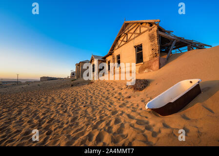 Dans une baignoire vide Kolmanskop Ghost Town, Namibie Banque D'Images