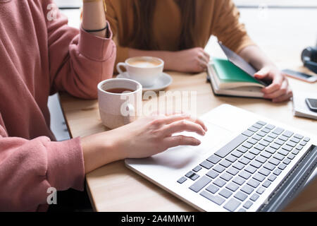Women using laptop in cafe Banque D'Images