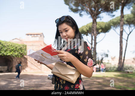 Young woman looking at map Banque D'Images