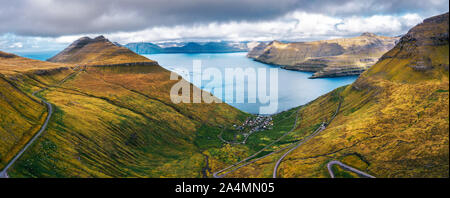 Aerial panorama de montagnes autour de village de Funningur sur Îles Féroé Banque D'Images