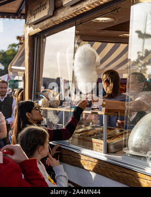 Munich, Allemagne - 28 septembre 2019 : jeune fille se fait à partir d'un coton cancy confiseries sur l'Oktoberfest à Munich Banque D'Images