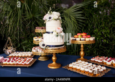 Table avec deux niveaux dessert gâteau à réception de mariage ou d'un parti Banque D'Images