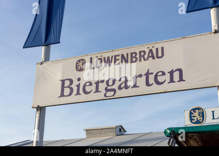 Munich, Allemagne - 28 septembre 2019 : grand panneau de la brasserie de Munich L wenbr u à l'extérieur de la tente à bière dans la bière -- Traduction : Beergarden Banque D'Images