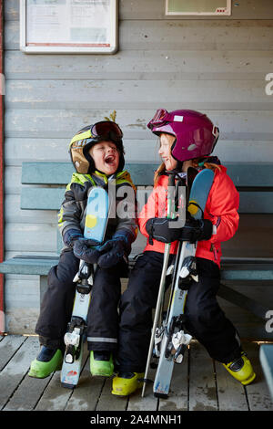 Frère et soeur dans skiwear