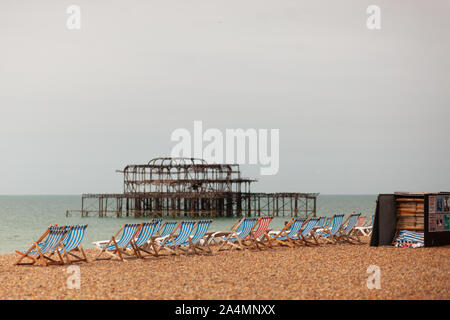 Chaises de plage attendre aux touristes d'arriver à la station balnéaire de Brighton et Hove dans l'East Sussex, Angleterre le 3 août 2019. Banque D'Images