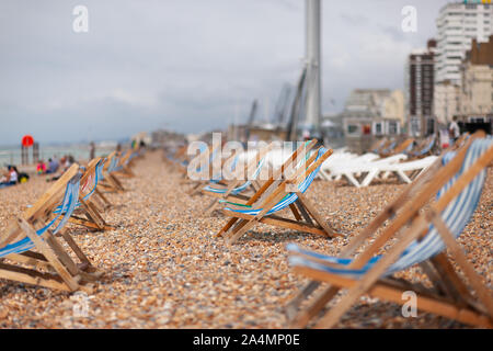 Chaises de plage attendre aux touristes d'arriver à la station balnéaire de Brighton et Hove dans l'East Sussex, Angleterre le 3 août 2019. Banque D'Images