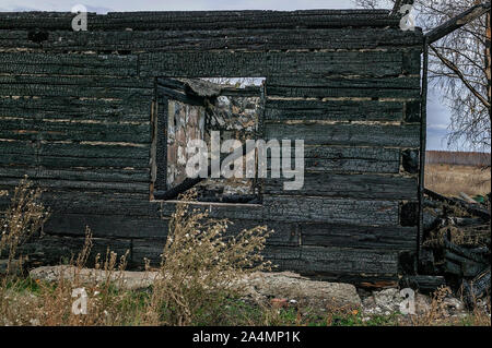 Maison de bois brûlé. Détruit le toit et les fenêtres, les murs calcinés. Plan horizontal Banque D'Images