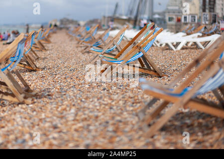 Chaises de plage attendre aux touristes d'arriver à la station balnéaire de Brighton et Hove dans l'East Sussex, Angleterre le 3 août 2019. Banque D'Images