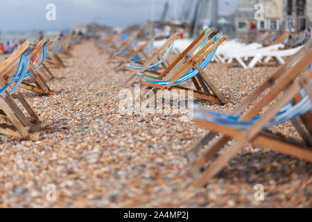 Chaises de plage attendre aux touristes d'arriver à la station balnéaire de Brighton et Hove dans l'East Sussex, Angleterre le 3 août 2019. Banque D'Images