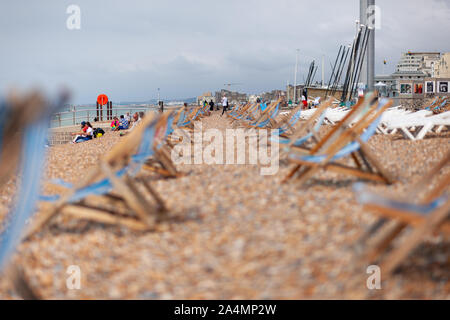 Chaises de plage attendre aux touristes d'arriver à la station balnéaire de Brighton et Hove dans l'East Sussex, Angleterre le 3 août 2019. Banque D'Images