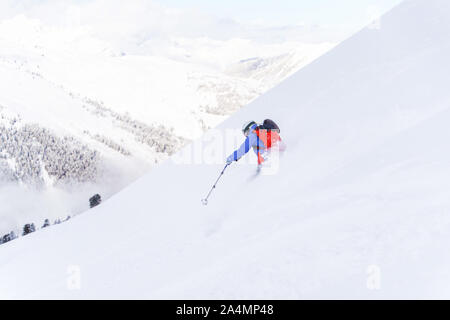 Photo de l'arrière du sac à dos sportif avec le ski en hiver resort Banque D'Images