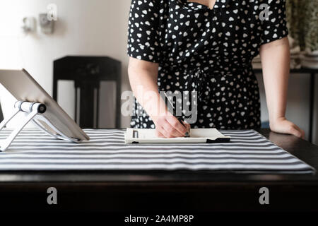 Woman working in shop Banque D'Images