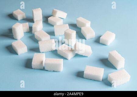 Venir des morceaux de sucre sur une surface bleue Banque D'Images