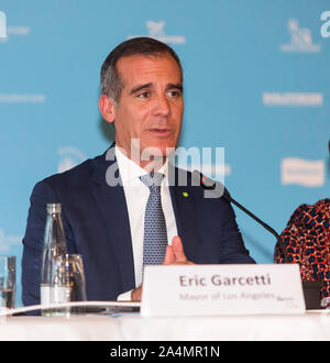 Copenhague, Danemark - 09 octobre, 2019 : Maire de Los Angeles et de la prochaine présidence de la C40 World Mayors, Eric Garcetti, prend la parole lors du Sommet des maires du monde C40 conférence de presse d'ouverture à la mairie de Copenhague. Plus de 90 maires de certaines des plus grandes et des plus influentes villes représentant quelque 700 millions de personnes se réunissent à Copenhague du 9 au 12 octobre pour le C40 Sommet des maires du monde. L'objectif avec le sommet de Copenhague est de construire une coalition mondiale des villes les plus importantes, les entreprises et les citoyens que des rassemblements autour de l'action climatique ambitieux et radical. Aussi jeunes leaders de t Banque D'Images