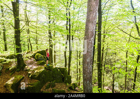 Femme dans la forêt Banque D'Images
