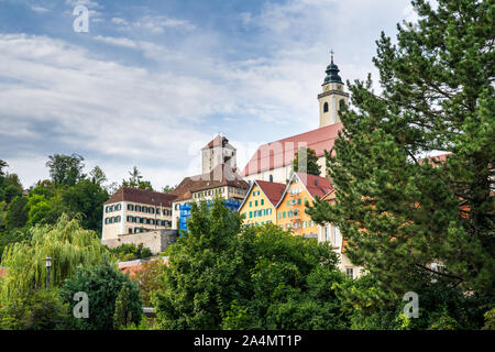 Allemagne, vieille ville maisons de village de la forêt-noire horb am neckar entouré d'arbres verts aux beaux jours Banque D'Images