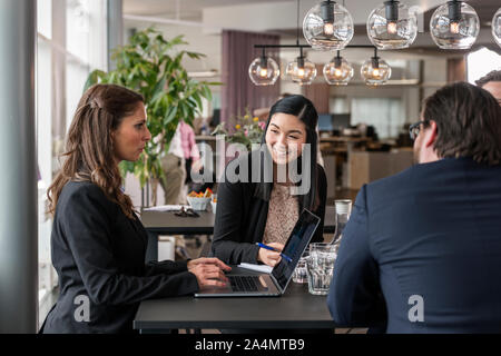 People talking in office Banque D'Images