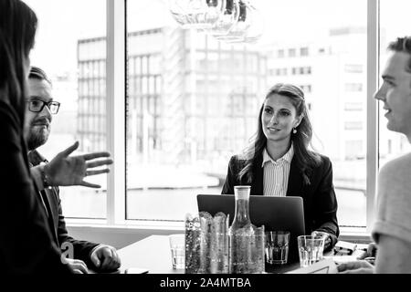 People talking in office Banque D'Images