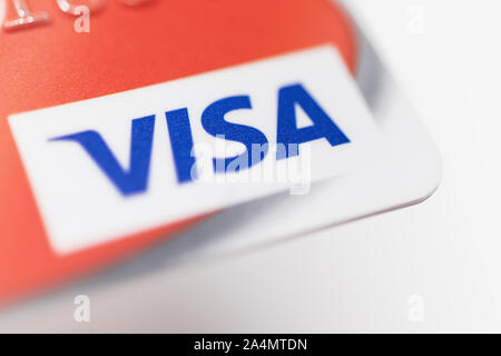 London / UK - 9 octobre 2019 - logo Visa sur carte de Red Bank, closeup macro-vision avec une faible profondeur de champ Banque D'Images