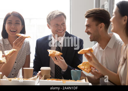 Professionnels divers employés collègues partageant repas à la pause déjeuner Banque D'Images