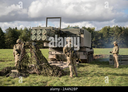 Les membres du 26 Regiment Royal Artillery positionner leur système de lance-roquettes multiples (MLRS) dans la plaine de Salisbury, Wiltshire durant l'exercice Congreve lance. Banque D'Images