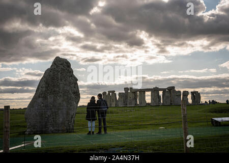 La Heel Stone au cercles de pierres de Stonehenge dans la plaine de Salisbury, Wiltshire, Royaume-Uni Banque D'Images