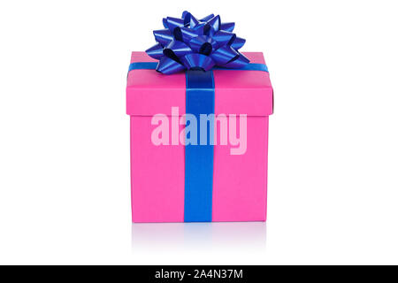 Cadeau de Noël cadeau anniversaire ruban rose fort isolé sur fond blanc Banque D'Images