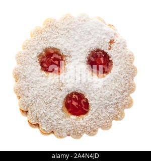 Biscuits de Noël : single 'Linzer Augen' du dessus isolé sur fond blanc Banque D'Images