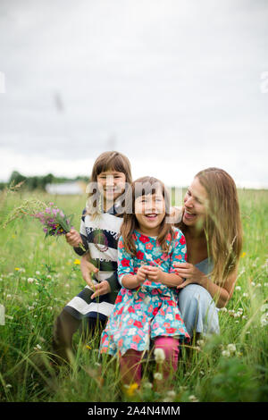 Mère avec ses filles sur meadow Banque D'Images