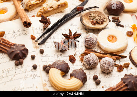 Les biscuits et les épices allongé sur un vieux livre de cuisine Banque D'Images